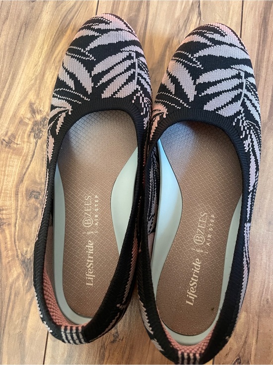 Life Stride Shoes - Life Stride Women's Slip-On Flats in Black and cream size  6.5